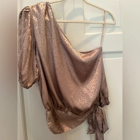 Do + Be One Shoulder Top - Picture 1 of 4